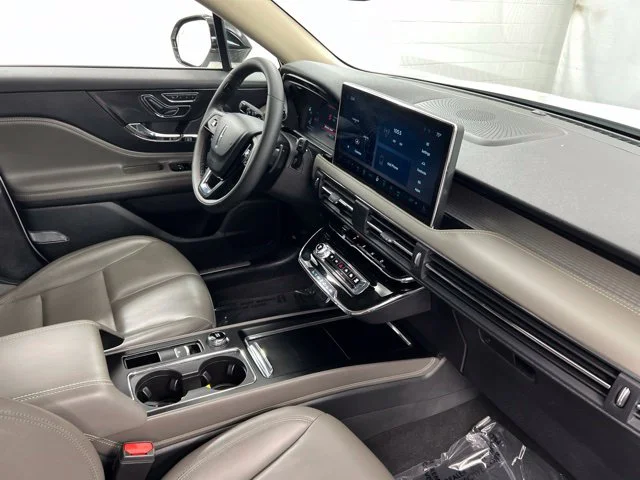 Used 2025 White Lincoln Premiere image 24