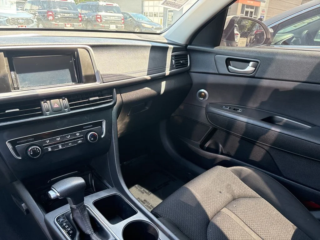 Used 2017 White Kia LX image 11
