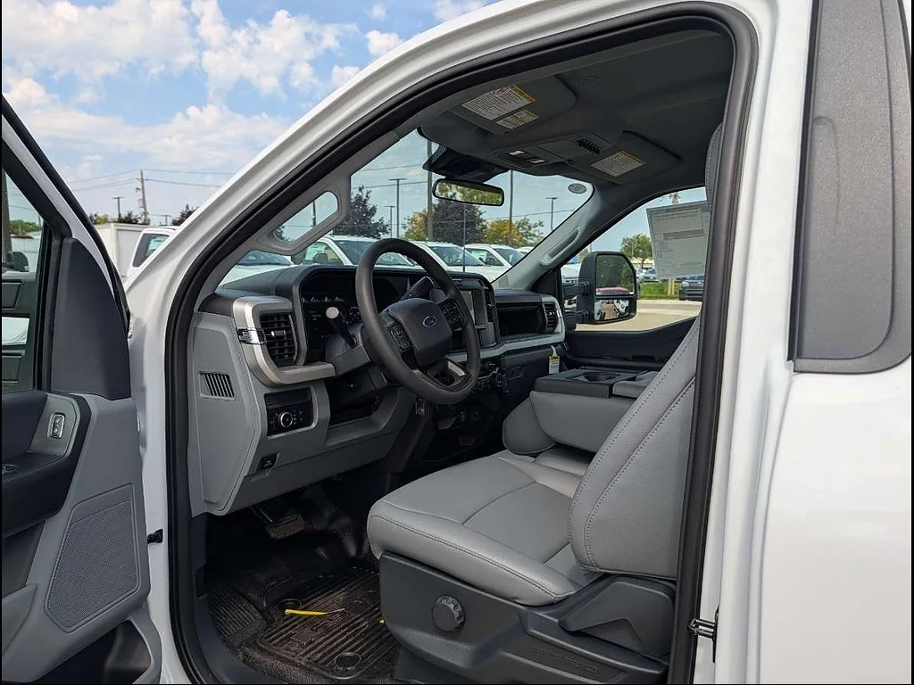 New 2026 Oxford White Ford F-550® XL image 4