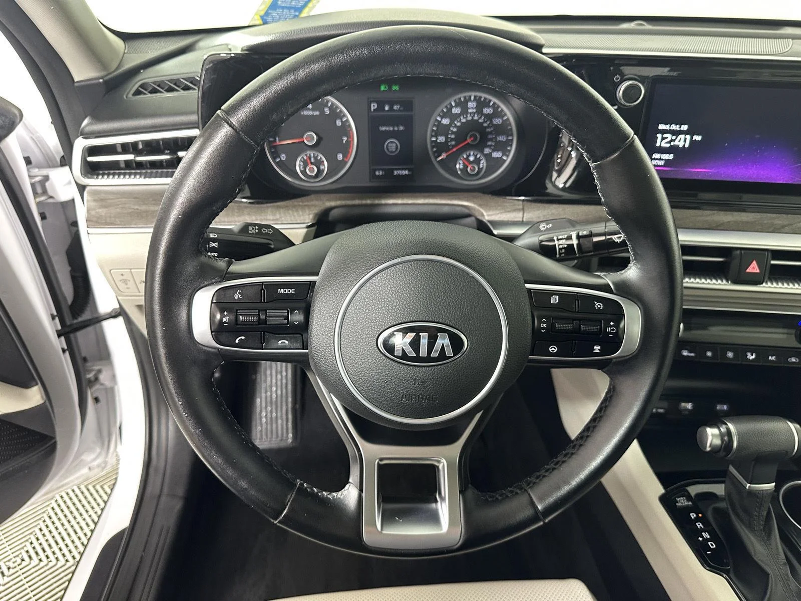 Used 2021 Glacial White Pearl Kia  image 19