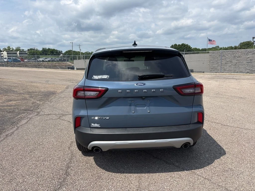 Used 2025 Vapor Blue Metallic Ford Active image 6