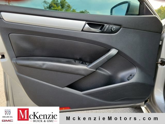 Used 2013 Silver Volkswagen SE image 9