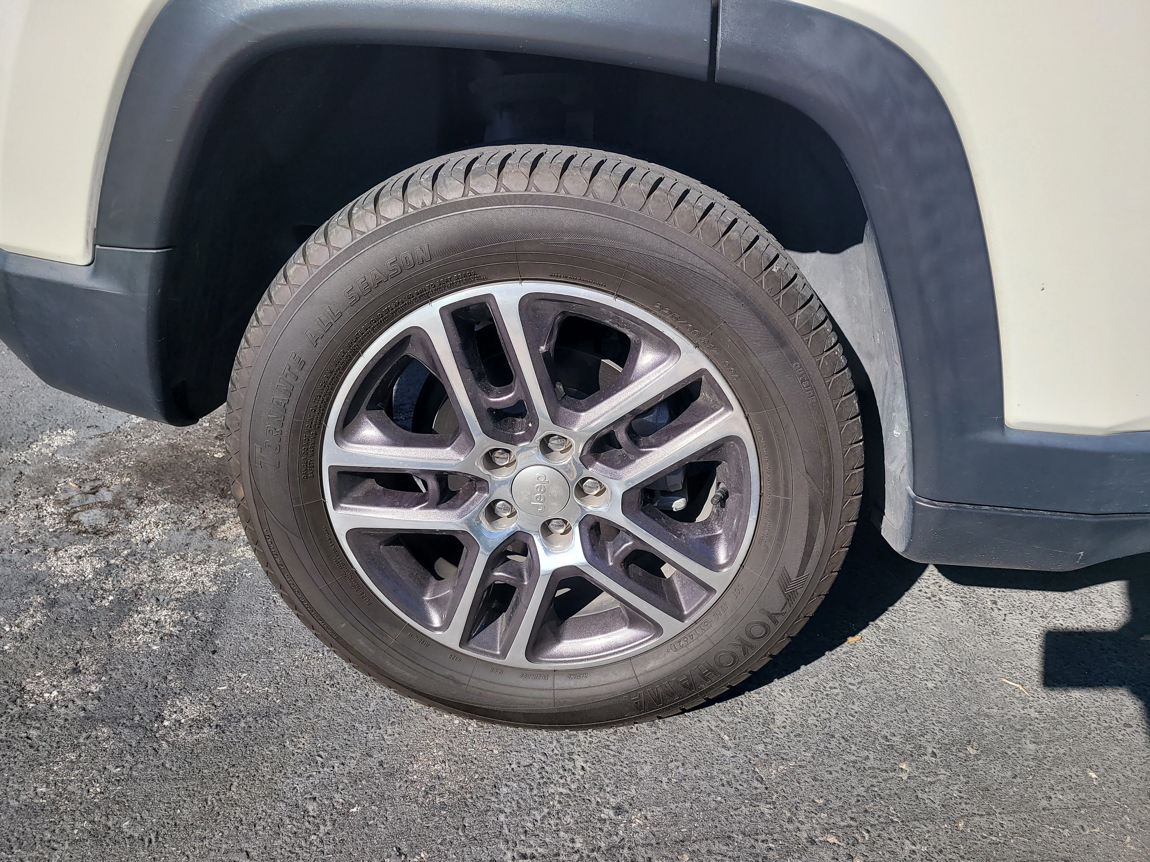 Used 2018 White Clearcoat Jeep Latitude image 8