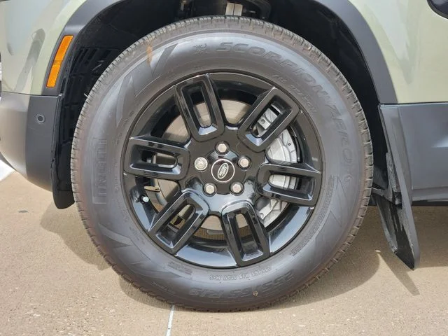 Used 2025 Pangea Green Metallic Land Rover S image 10