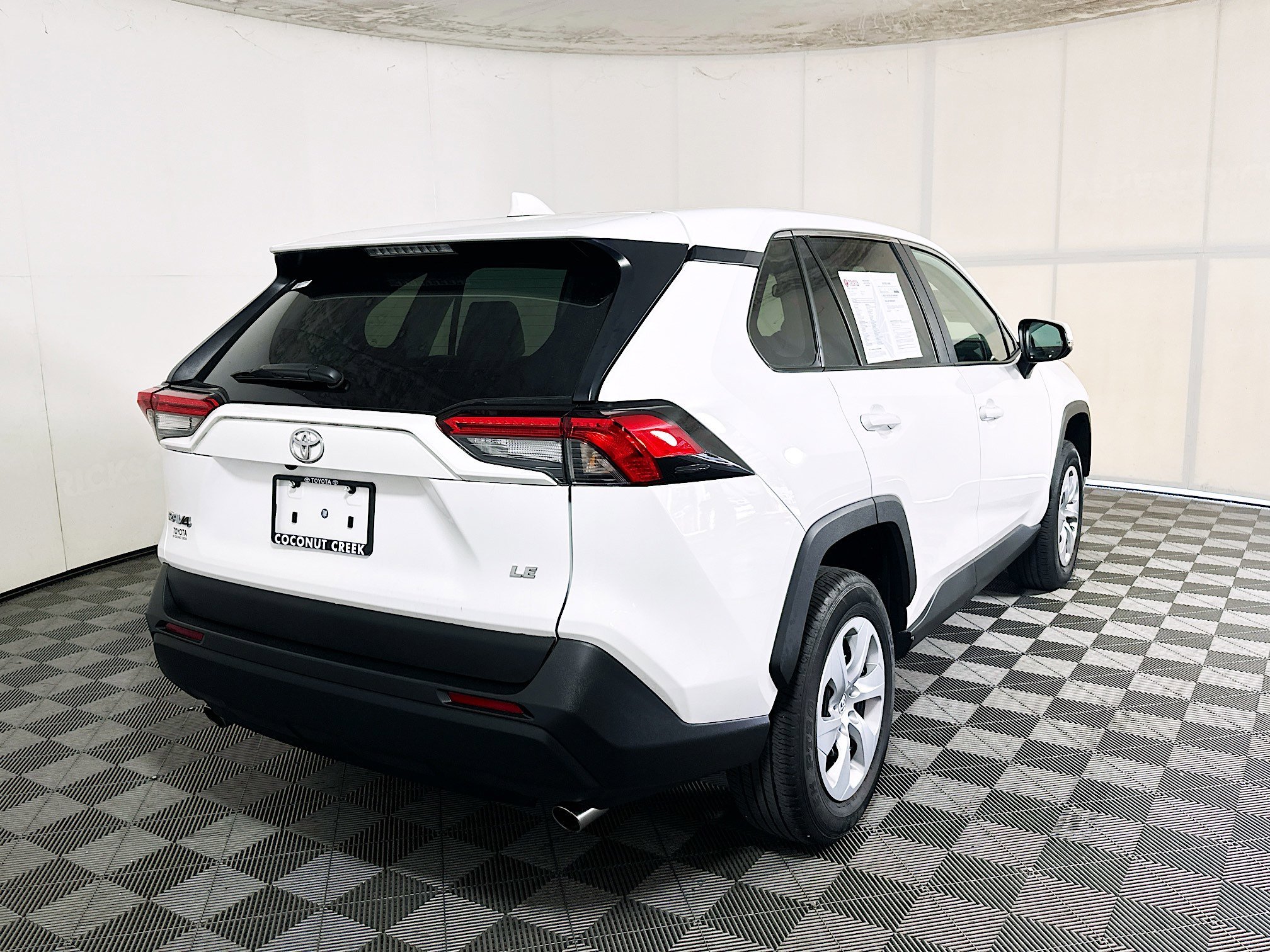 Used 2025 Ice Toyota LE image 3