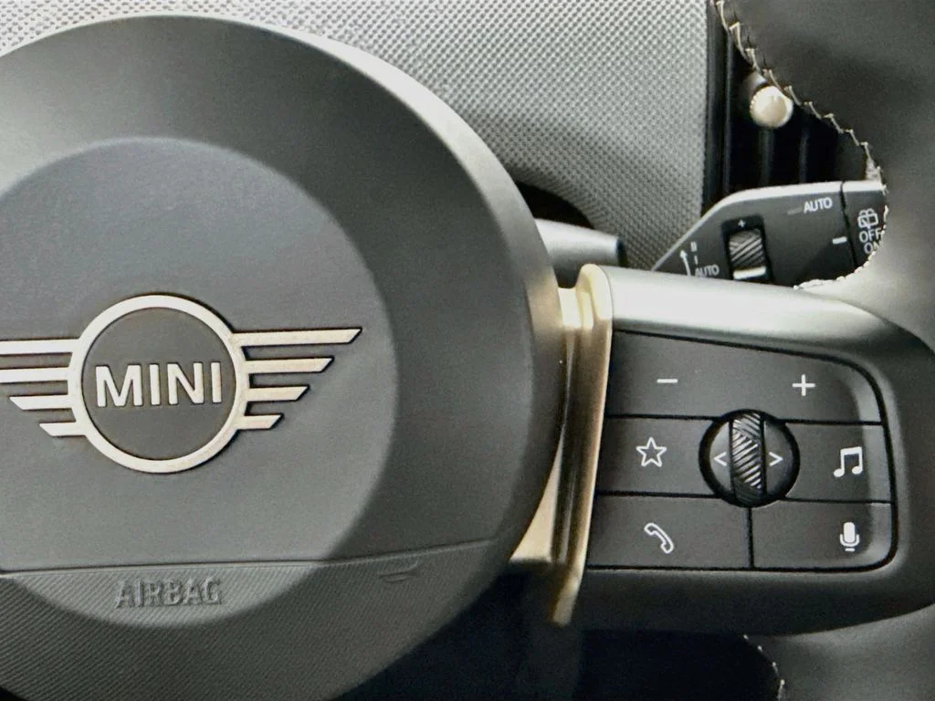New 2026 Midnight Black II Metallic MINI Signature Plus image 12