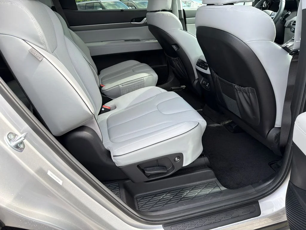 Used 2025 Silver Hyundai SEL Premium image 15