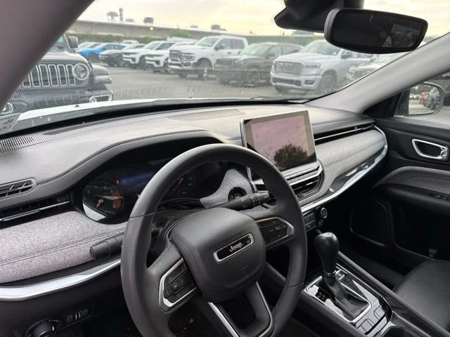 Used 2022 White Jeep Latitude image 9