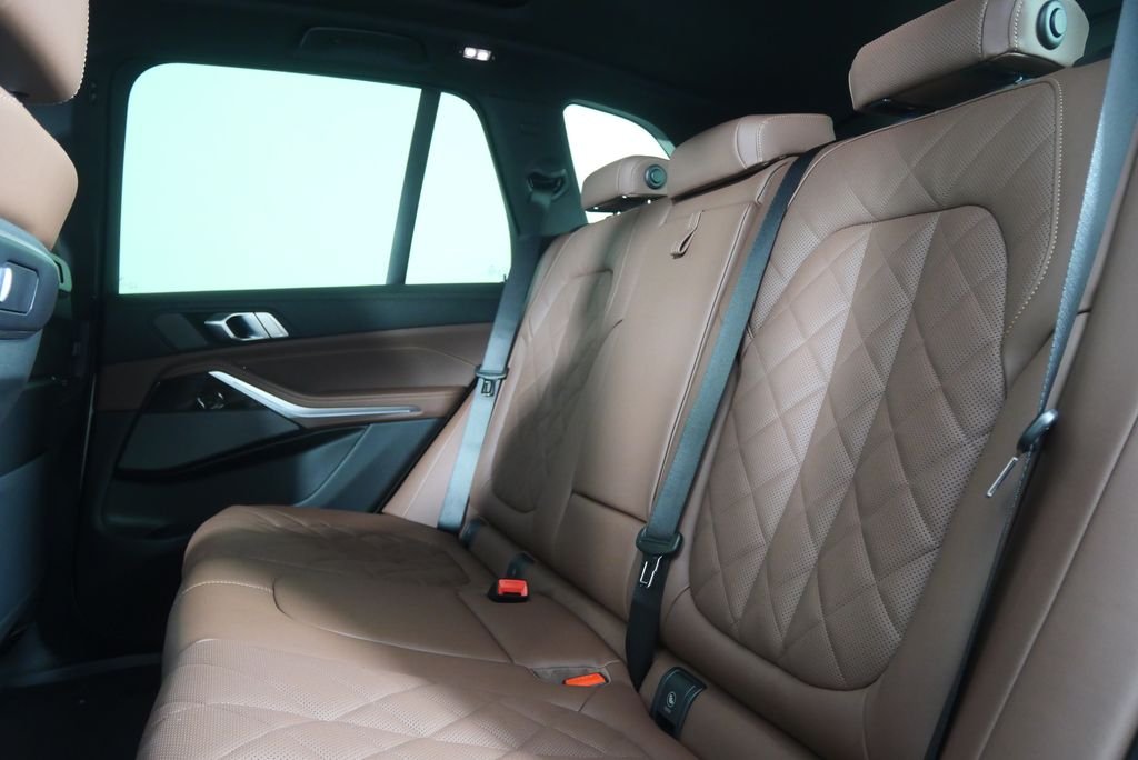 New 2026 Mineral White Metallic BMW sDrive40i image 16