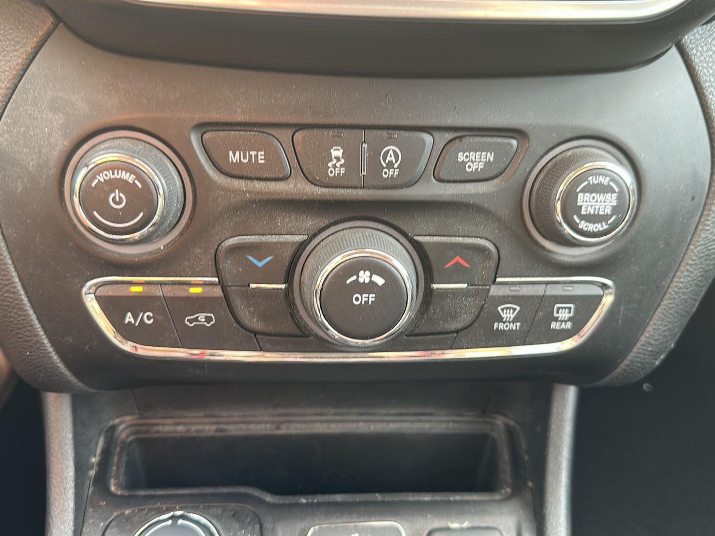 Used 2021 Sting-Gray Clearcoat Jeep Latitude Plus image 13