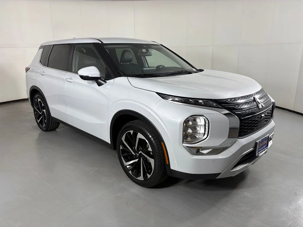 Used 2024 White Mitsubishi SE image 2