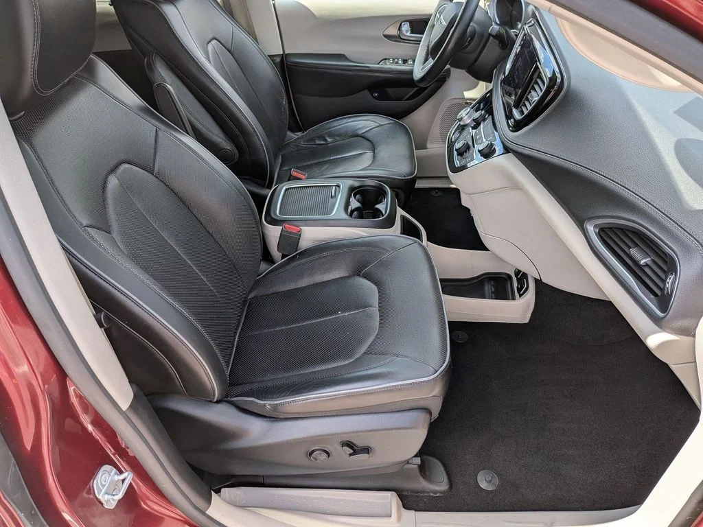 Used 2018 Red Chrysler Limited image 32