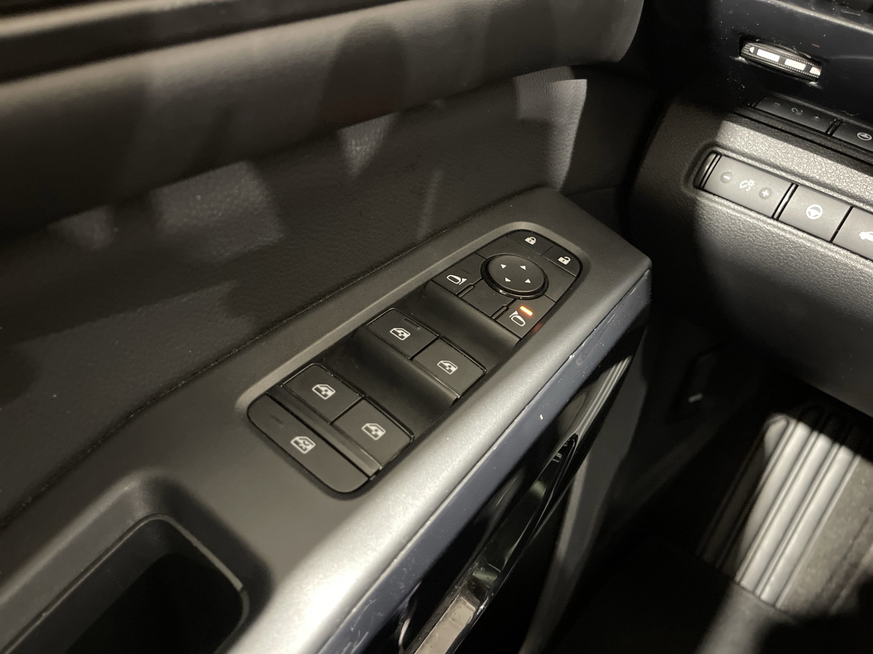 2025 Nissan Pathfinder SV - Photo 19