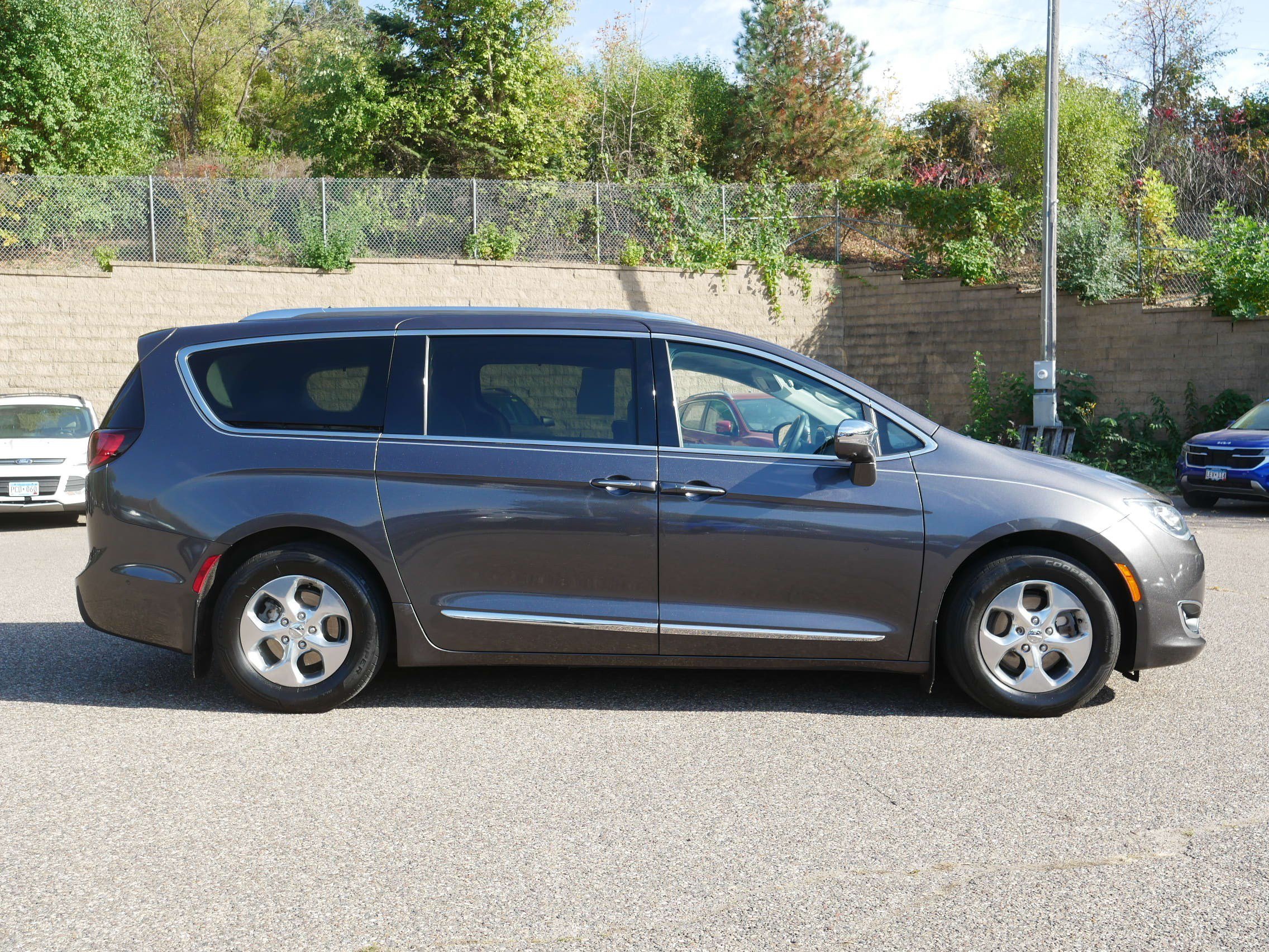 Used 2018 Granite Crystal Metallic Clearcoat Chrysler Hybrid Limited image 8