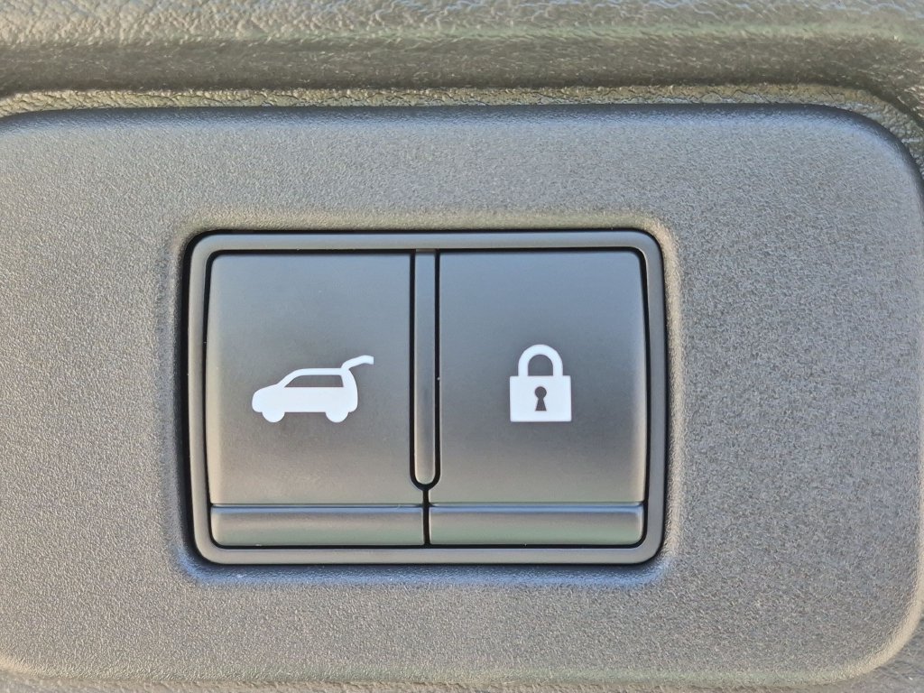 Used 2022 Gold Nissan Platinum image 33