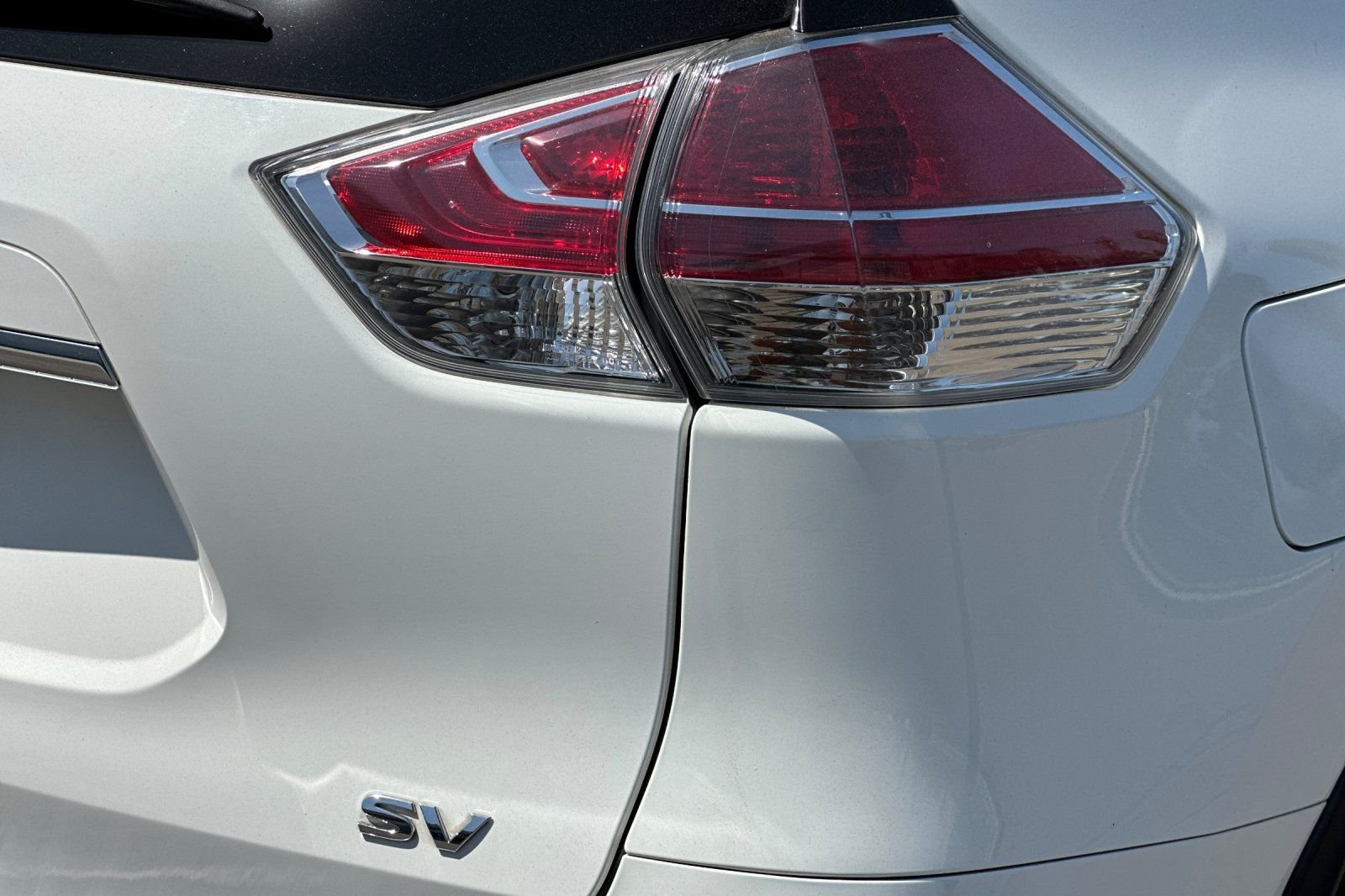 Used 2016 Glacier White Nissan SV image 26