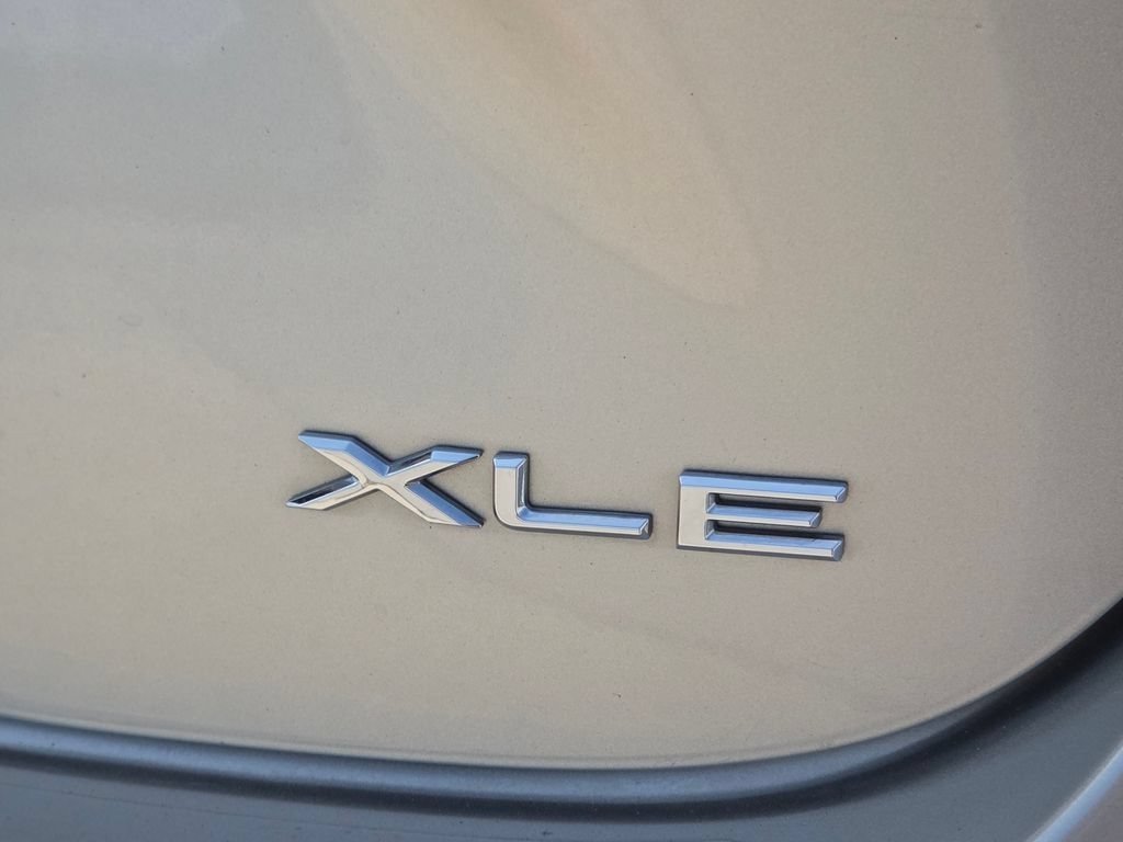 Certified Used 2018 Creme Brulee Toyota XLE Premium image 28