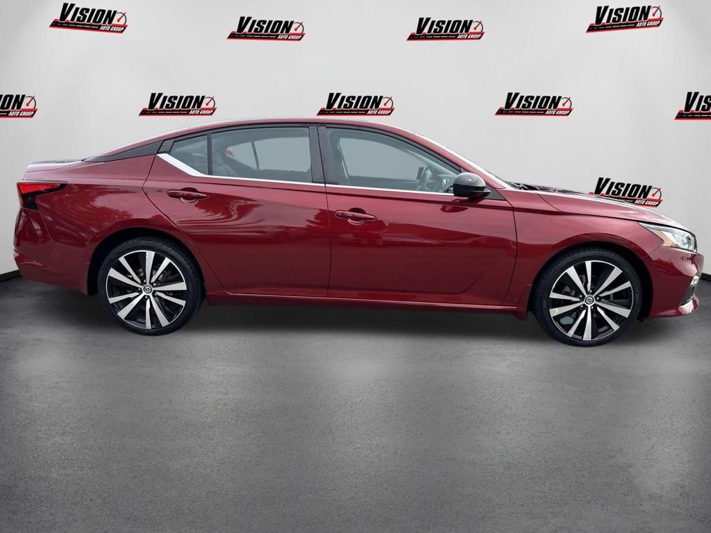 Used 2020 Red Nissan 2.5 SR image 4