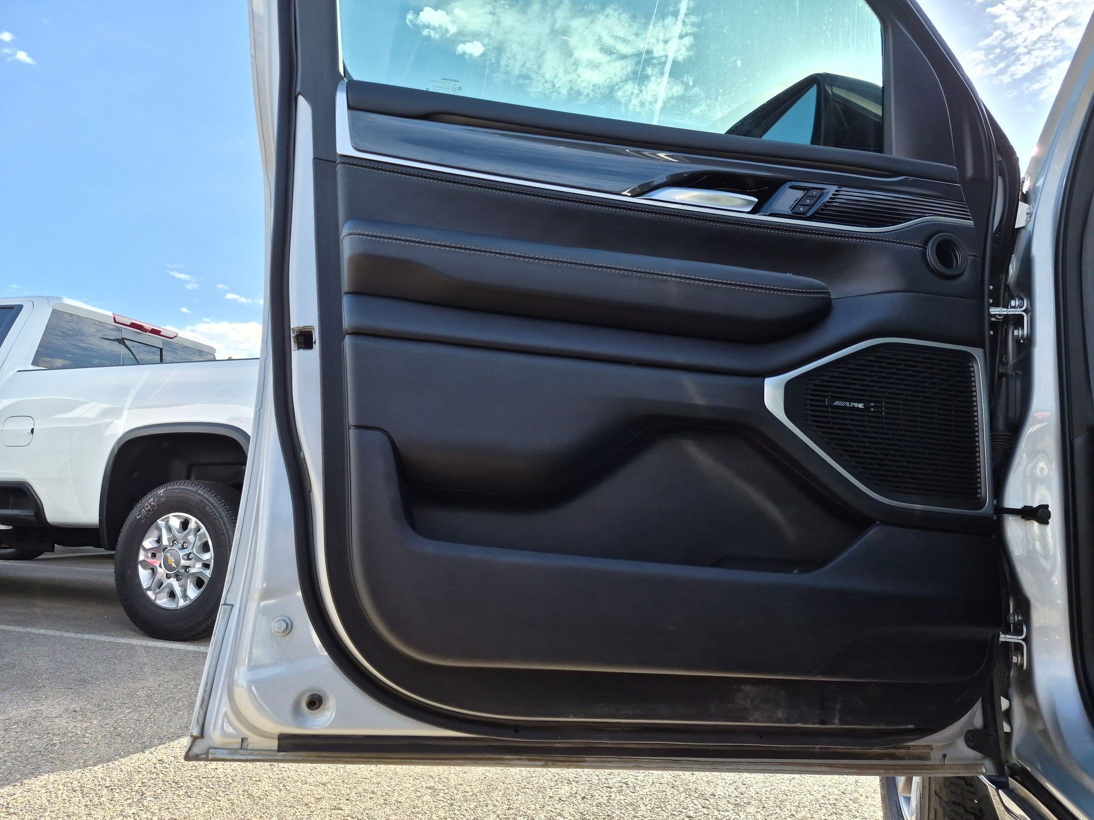 Used 2023 Silver Zynith Jeep Base image 12