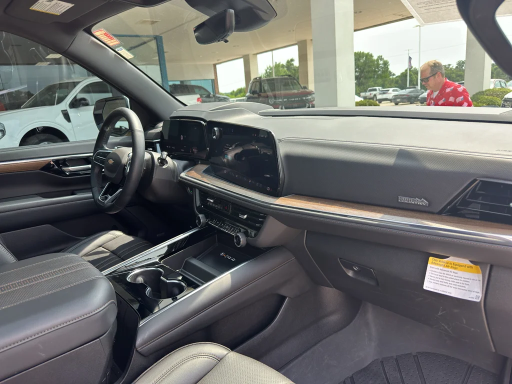 Used 2025 Iridescent Pearl Tricoat Chevrolet High Country image 34
