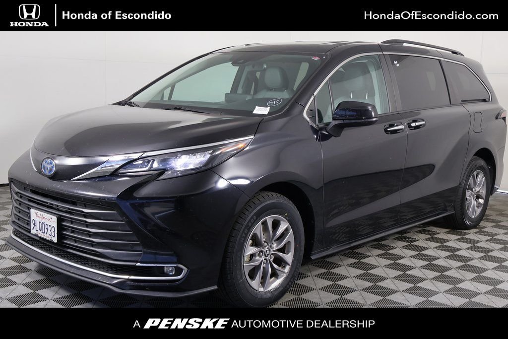 2024 Toyota Sienna XLE 7-Passenger Hybrid FWD's photo