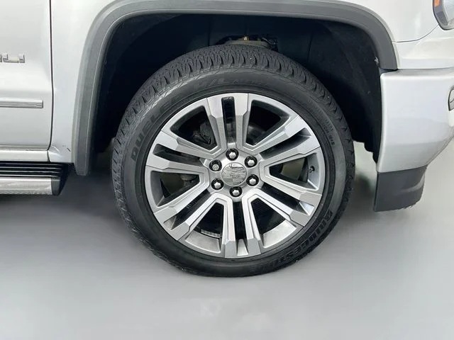 Used 2018 Silver GMC Denali image 39