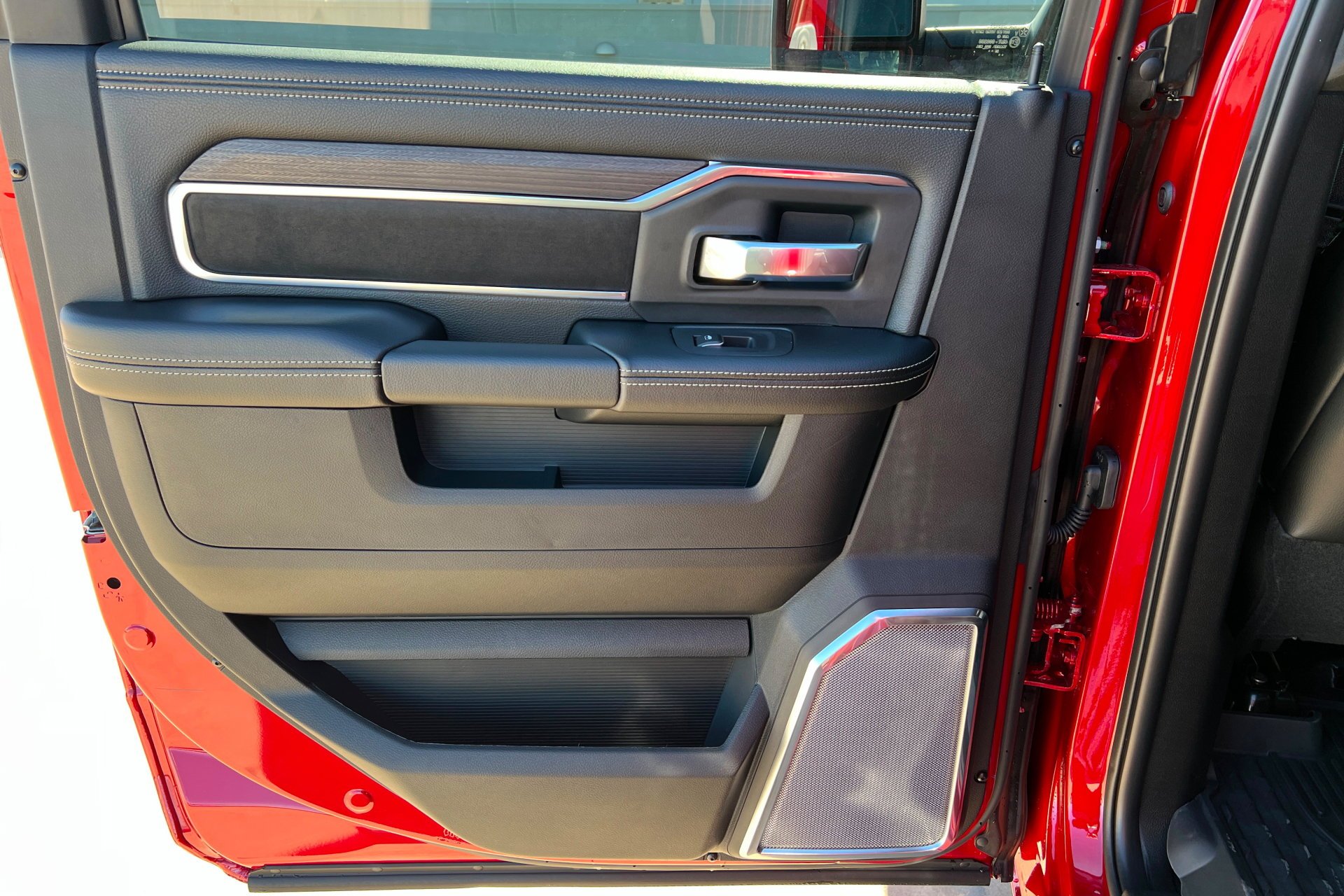 New 2026 Molten Red Pearl-Coat Exterior Paint RAM Laramie image 19