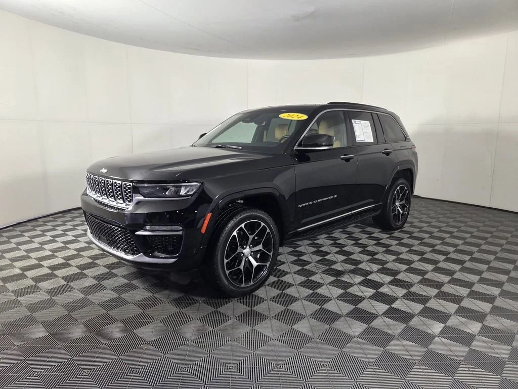 Used 2024 Diamond Black Crystal Pearlcoat Jeep Summit Reserve image 4