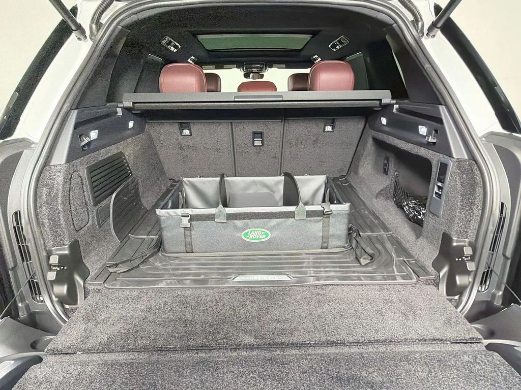 New 2026 Ostuni Pearl White Land Rover SE image 28