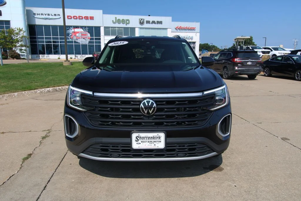 Used 2025  Volkswagen 2.0T SE image 2