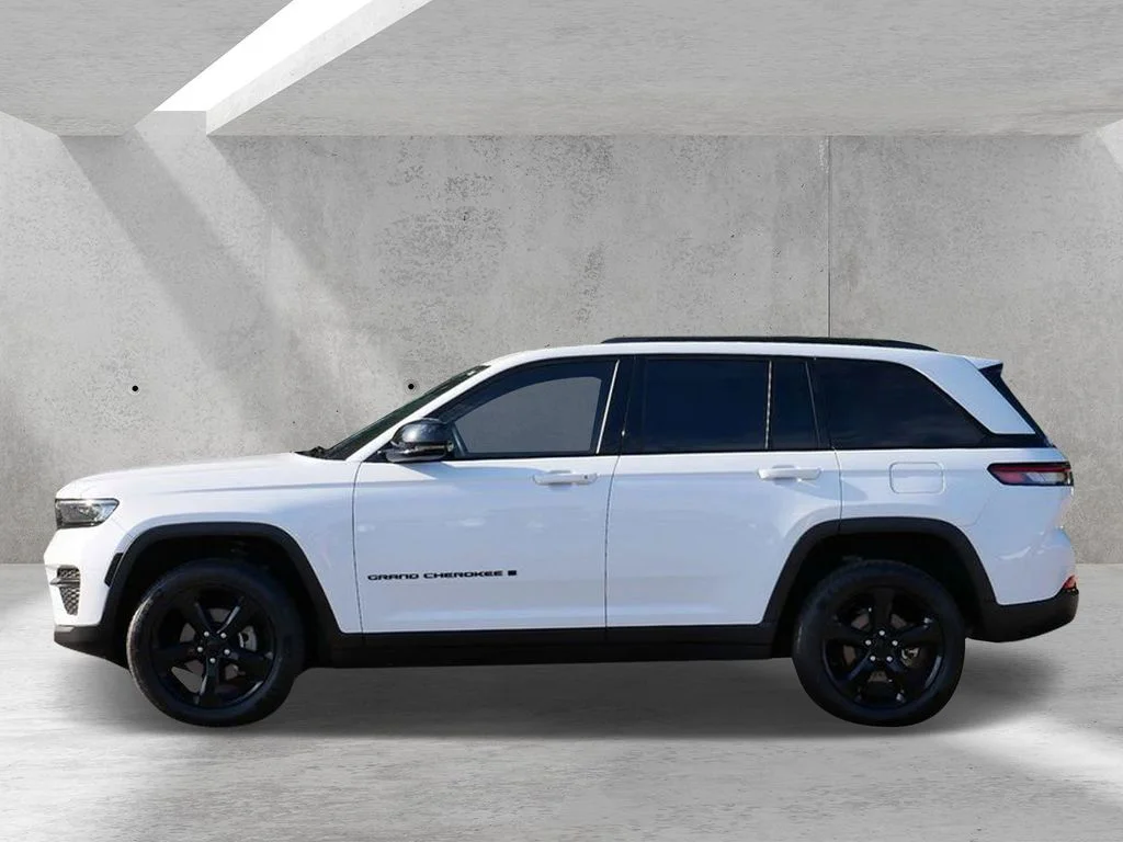 Used 2022 White Jeep Altitude image 5