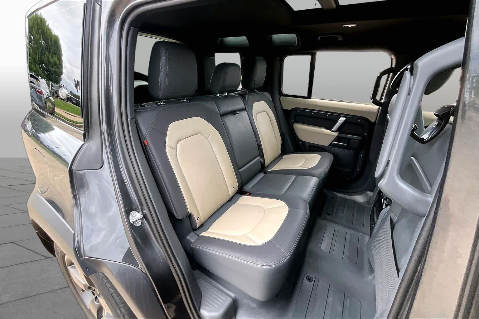 Used 2023 Eiger Grey Metallic Land Rover X-Dynamic SE image 21