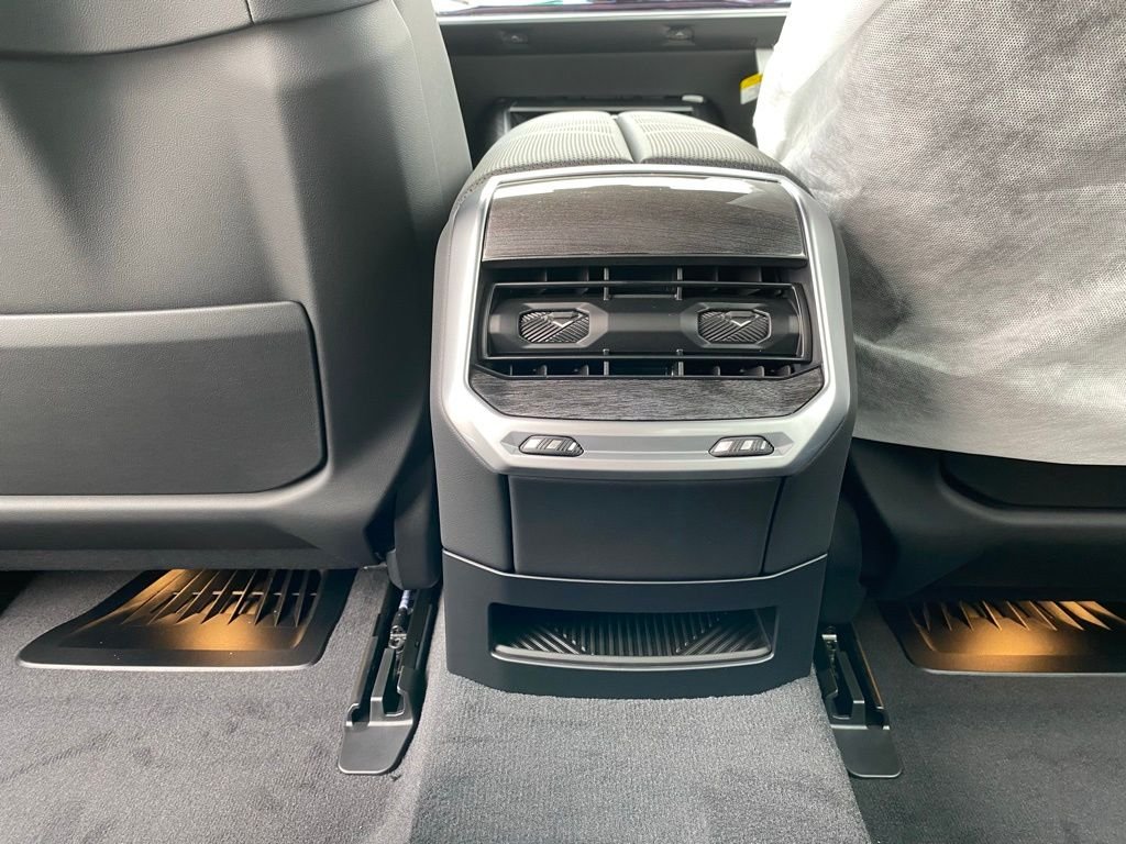 2026 BMW 7 Series 750e - Photo 11