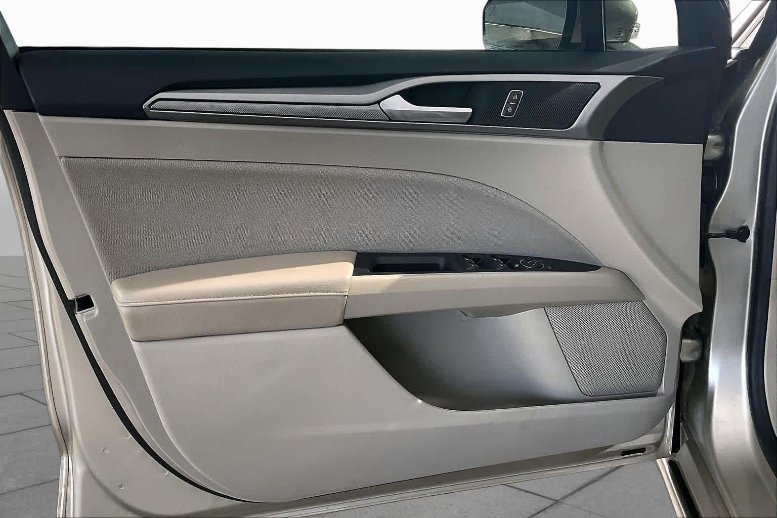 Used 2019 White Gold Metallic Ford SE image 22