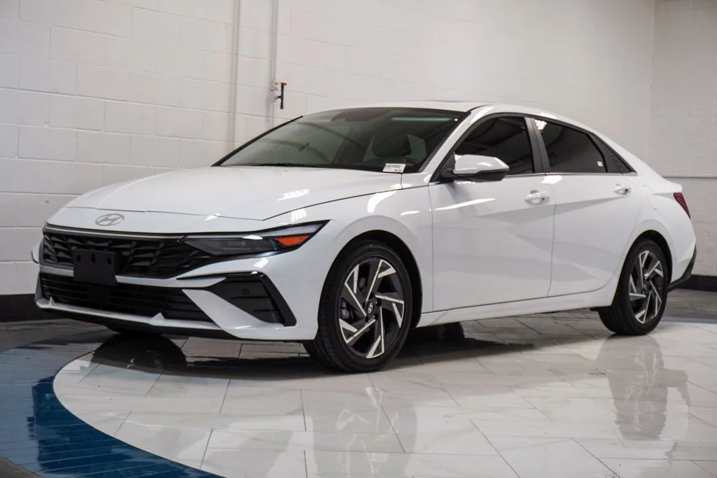Used 2025 White Hyundai Limited image 4