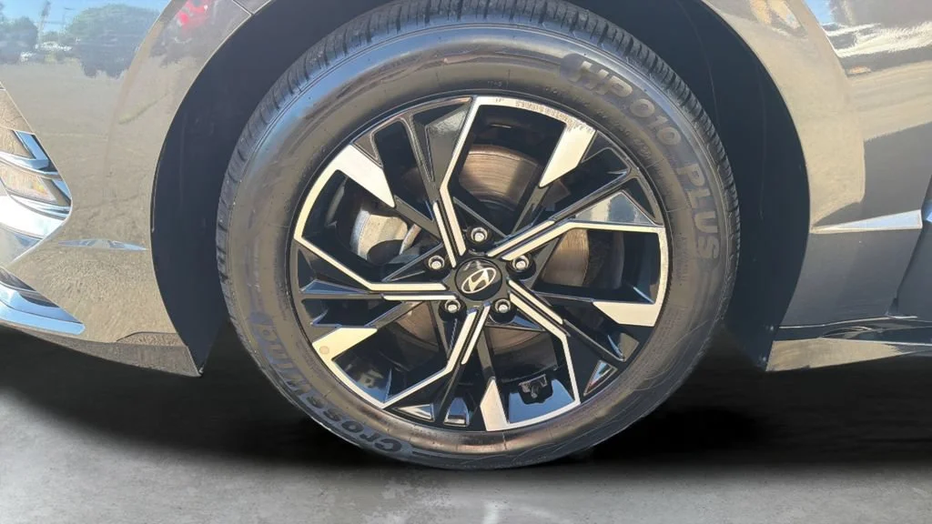 Used 2025 Gray Hyundai SEL image 19