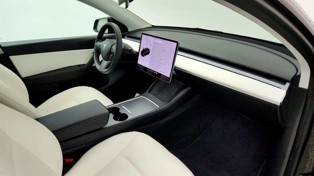 Used 2021 Solid Black Tesla Long Range AWD w/ White/Black 7-Seat Interior image 31