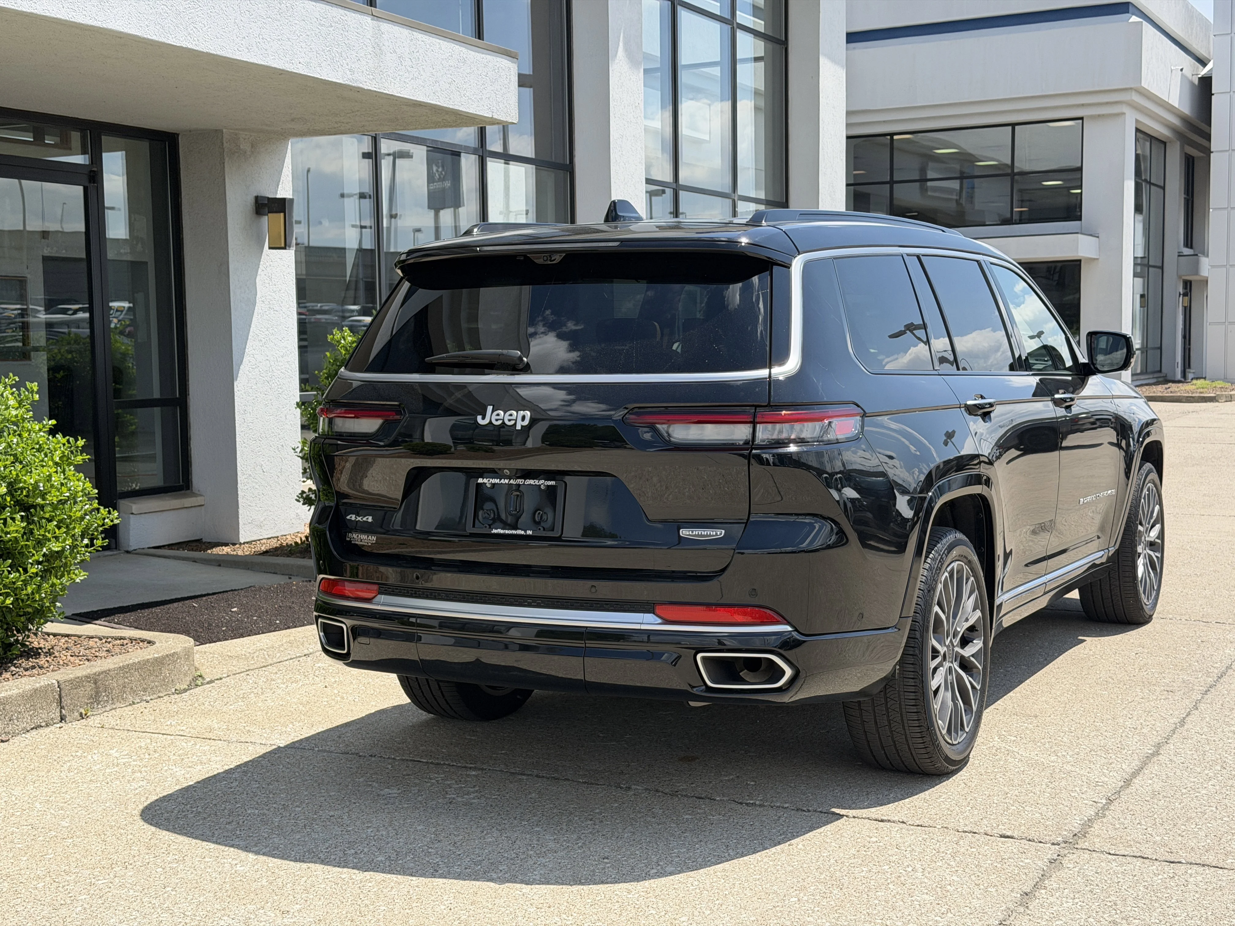 Used 2024 Diamond Black Crystal Pearlcoat Jeep Summit Reserve image 7