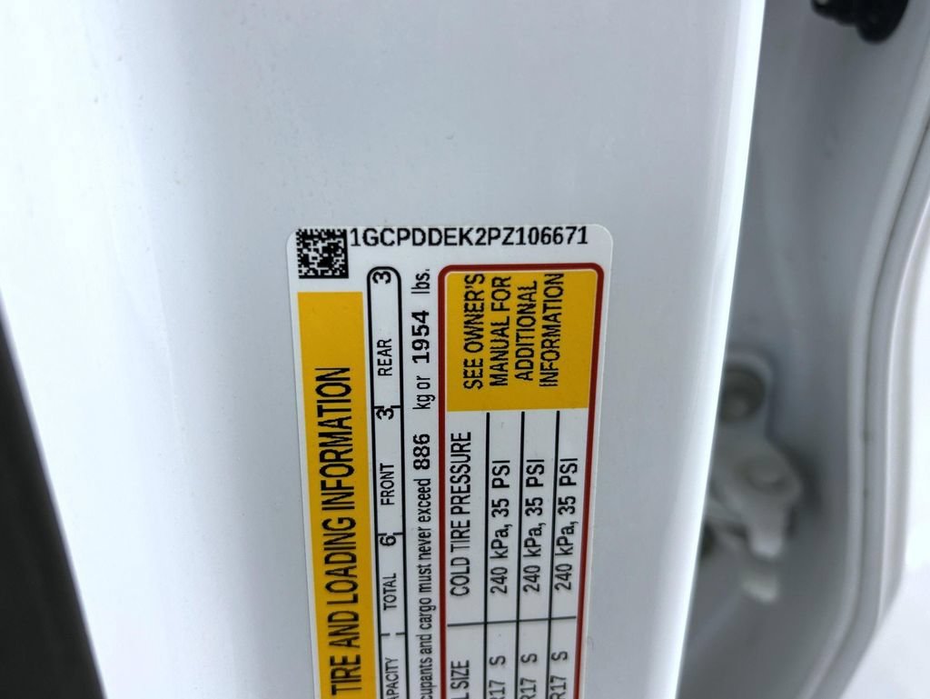 Used 2023 SUMMIT WHITE Chevrolet LT image 24