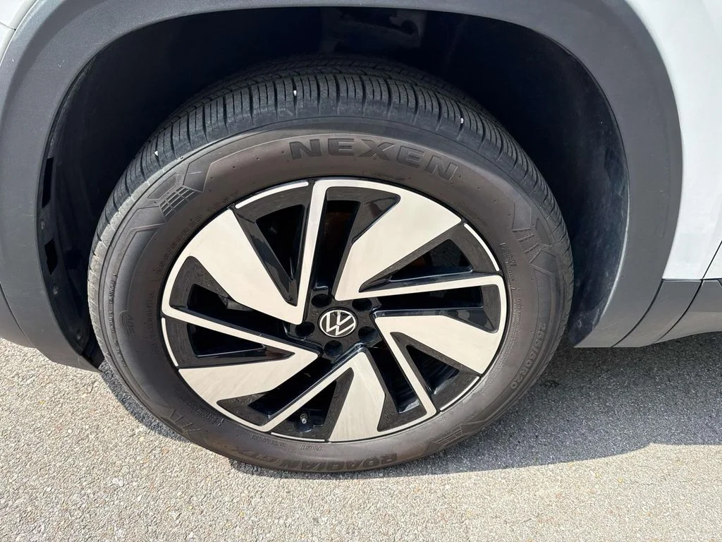 Used 2025  Volkswagen 2.0T SE w/Technology image 4