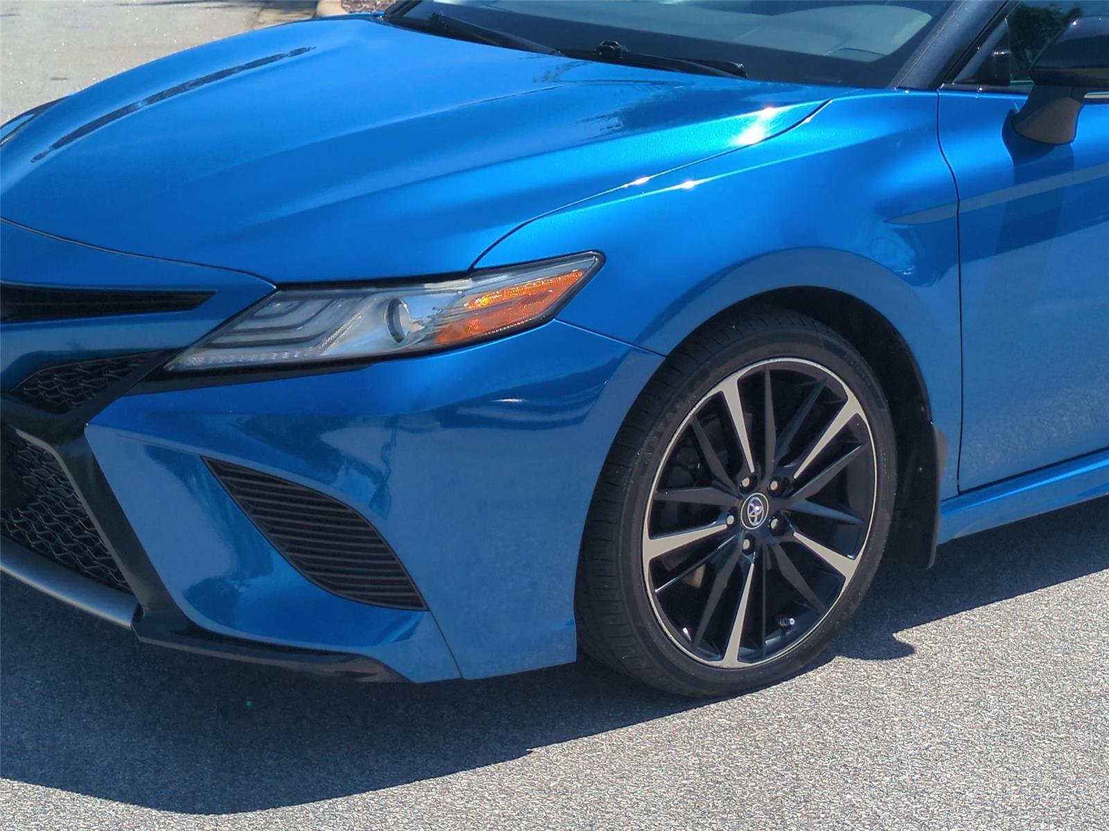 Used 2019 Blue Streak/Midnight Black Metallic Toyota XSE image 9