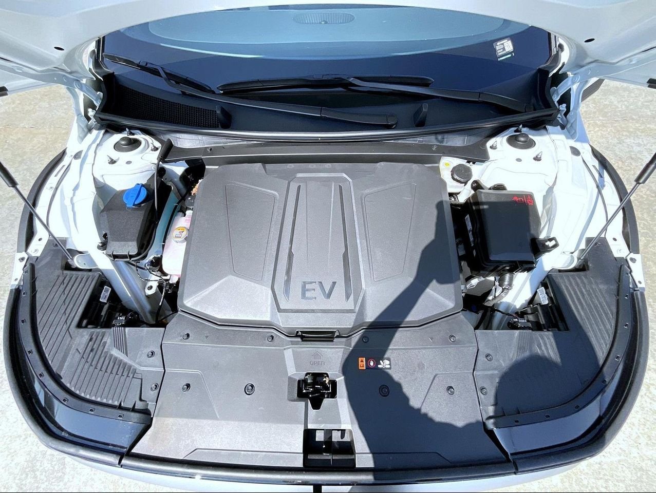 New 2026 White Hyundai SE image 25