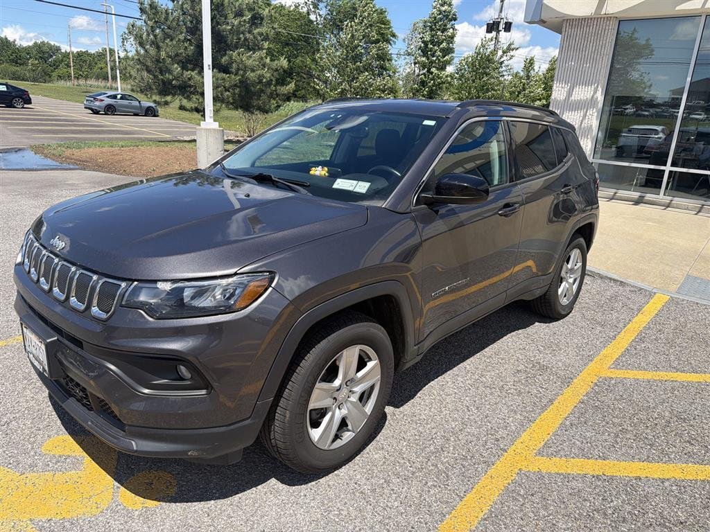 Used 2022 Granite Crystal Metallic Clearcoat Jeep Latitude image 2
