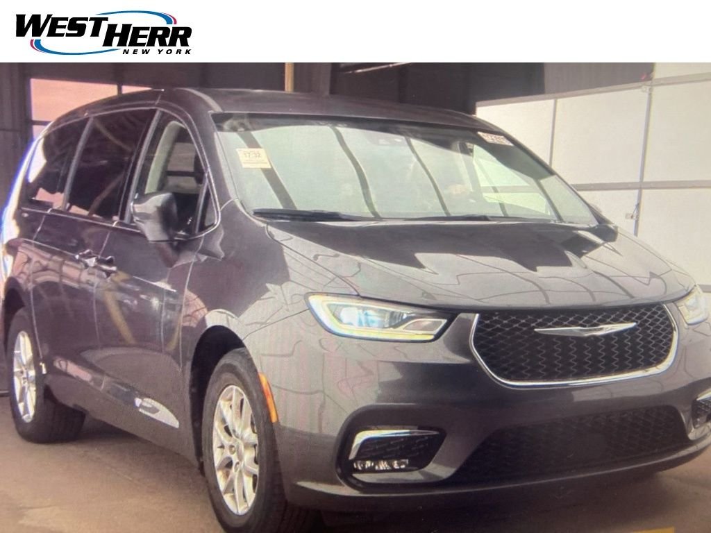 2023 Chrysler Pacifica Touring L's photo