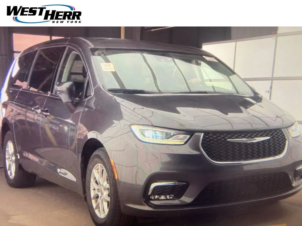 2023 Chrysler Pacifica Touring L's photo