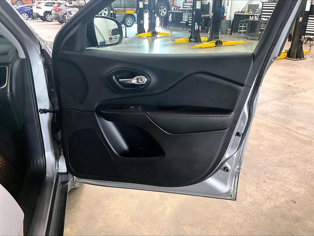 Used 2021 Billet Silver Metallic Clearcoat Jeep Trailhawk image 12