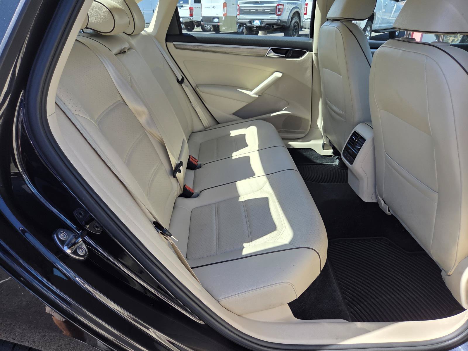 Used 2017  Volkswagen 1.8T SE w/Technology image 17