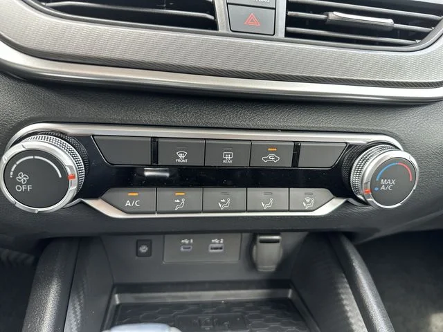New 2026 Gray Sky Pearl / Super Black Two-tone Nissan SR image 18
