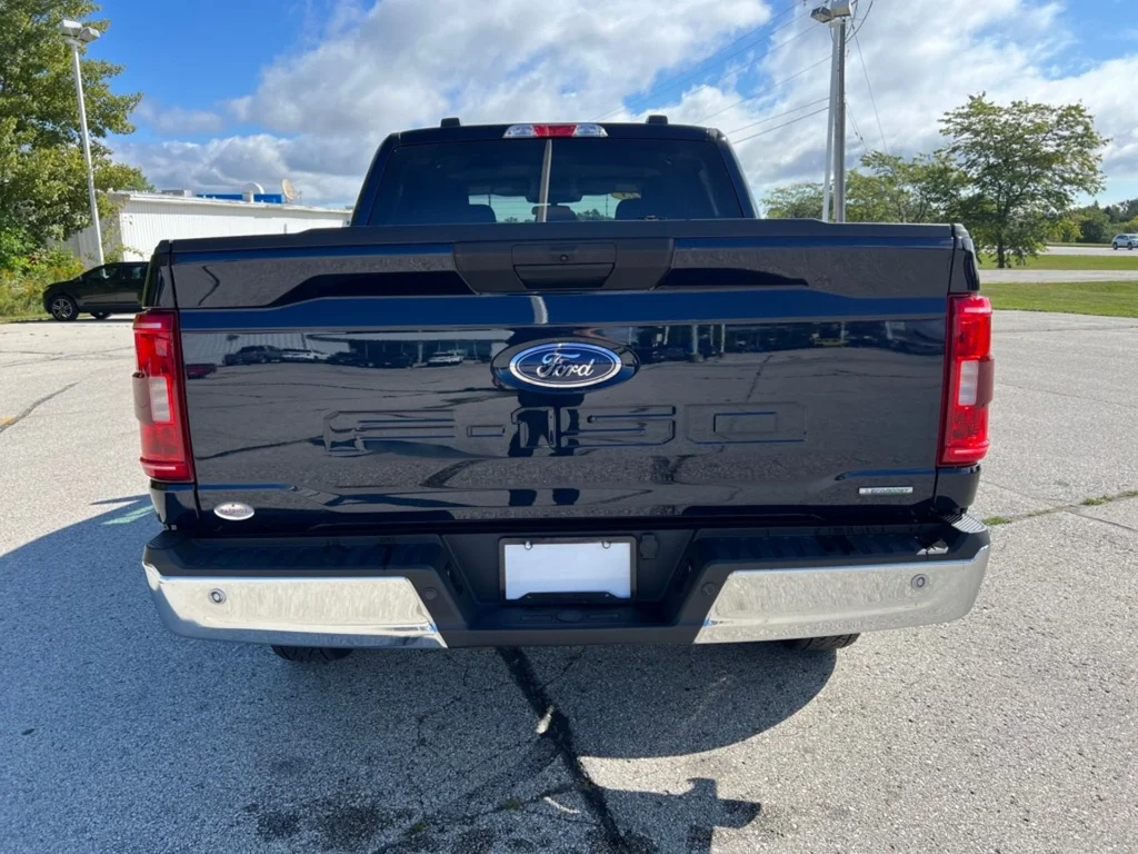Used 2023 Blue Ford XLT image 4