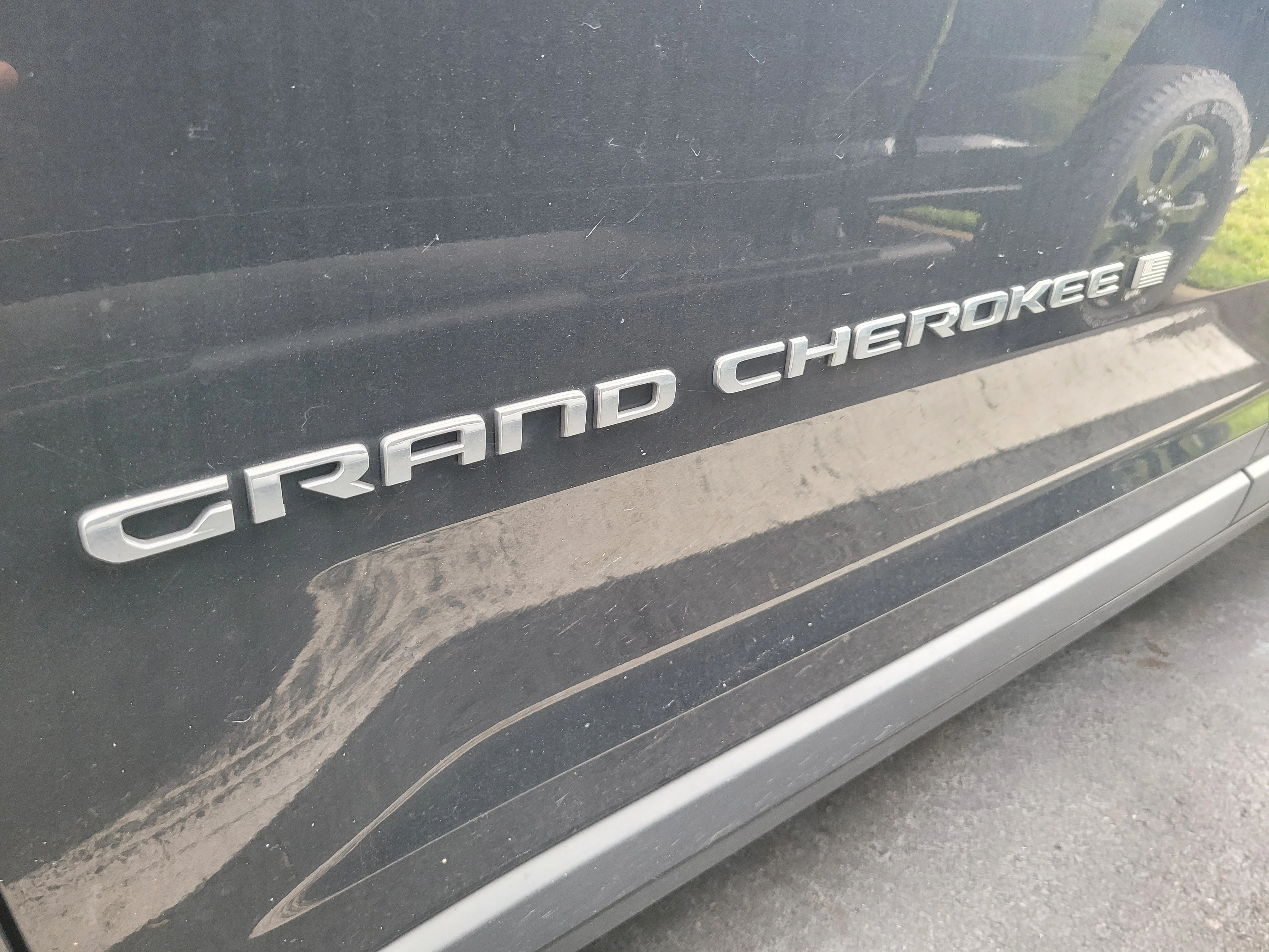 Used 2023 Diamond Black Crystal Pearlcoat Jeep Laredo image 9